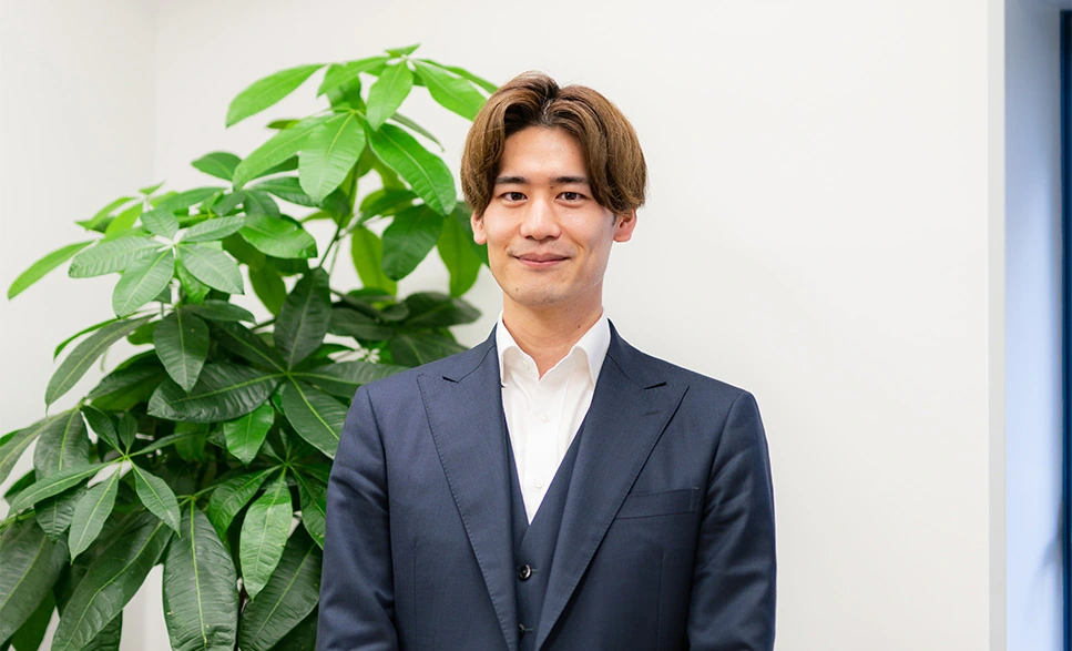 スーツ姿の男性スタッフ